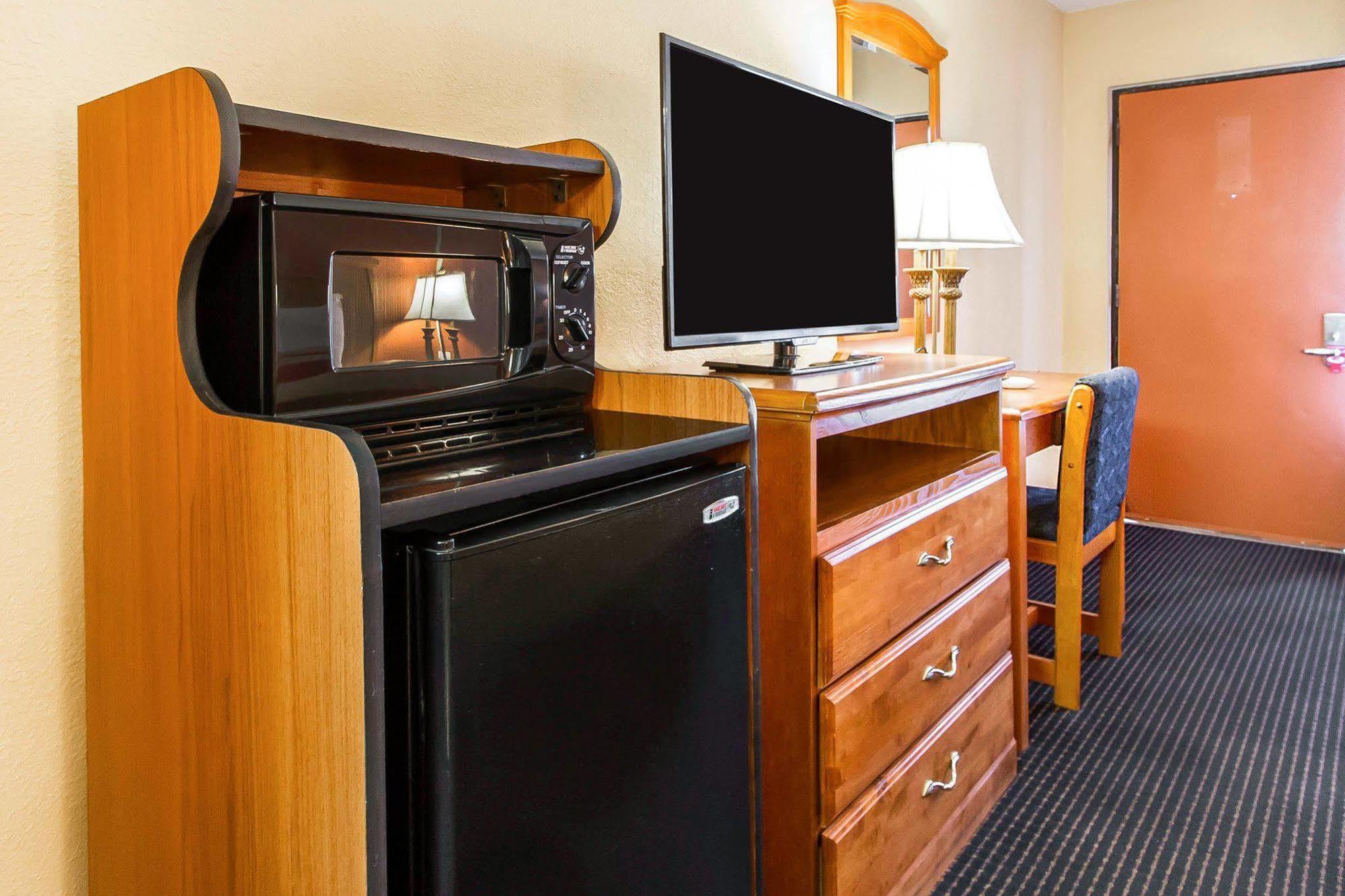 Econo Lodge Inn & Suites Evergreen Eksteriør bilde